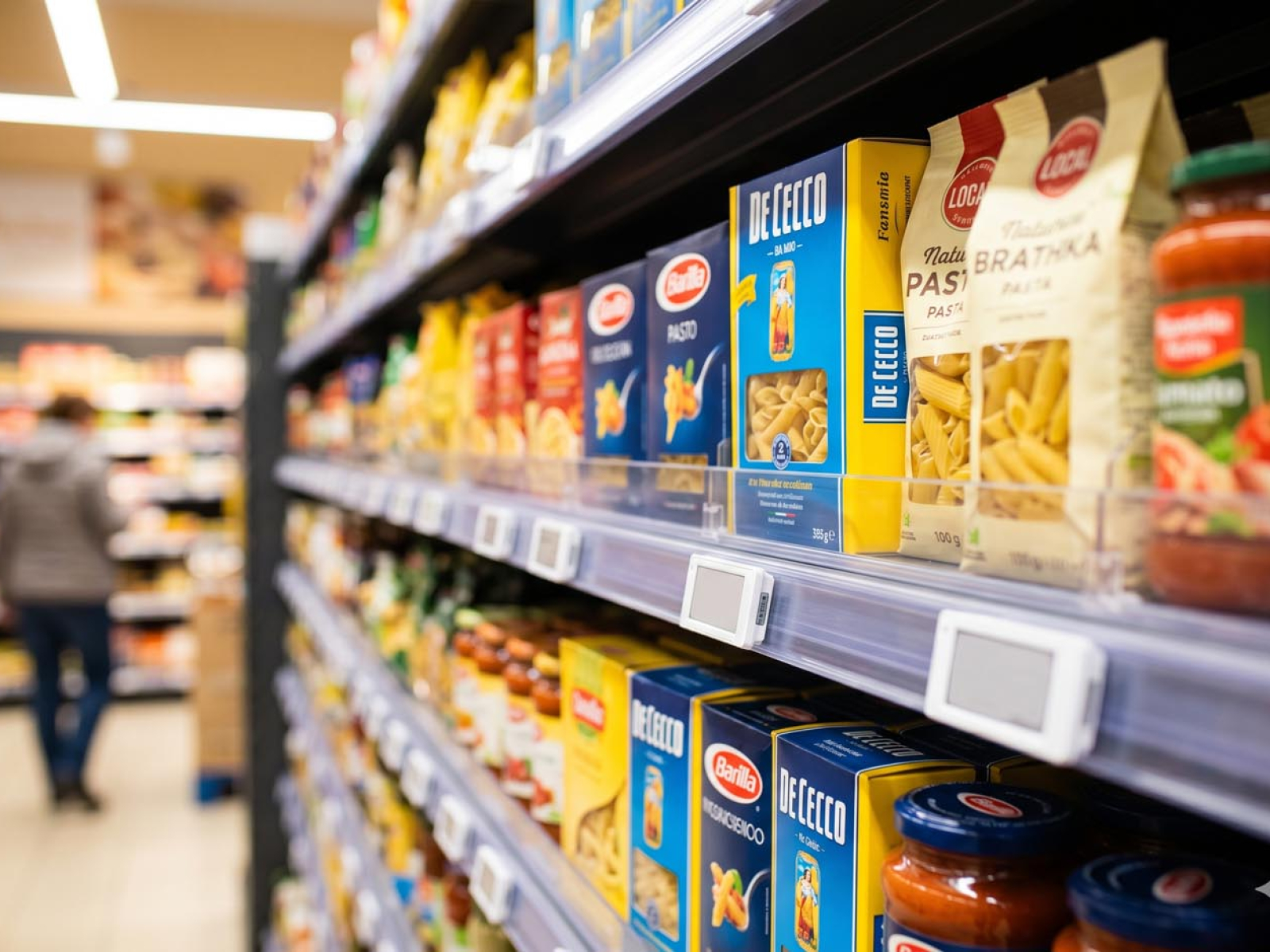 Listwy półkowe: czym są i dlaczego zwiększają widoczność produktów w sklepie?