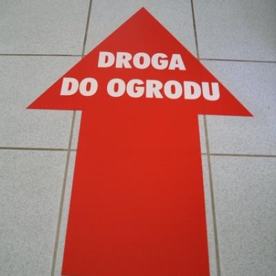 Dekoracja I Wizualizacja Sieci Handlowych Elementy Informacyjne Podwieszane Nalepki Podogowe 2 20180113 1390502741